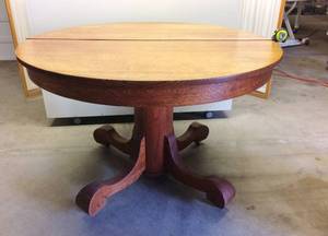 lot 8 image: WOW ANTIQUE EARLY 1900S HAND CRAFTED HEAVY SOLID OAK RARE EMPIRE DESIGN ROUND PEDESTAL DINING TABLE WITH ORIGINAL CASTERS - BEAUTIFUL CONDITION