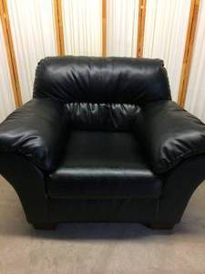 lot 11 image: WOW MSRP $800 Super Popular Ashley Furniture Oversized Black Leather Super Cushy Lounge Chair - Great Condition
