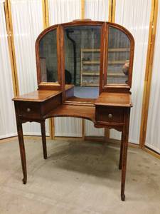 lot 12 image: Lovely Antique Queen Anne Mahogany Wood Trifold Mirror Vanity Desk Dresser With 2 Drawers - Not Sure How Old This Beauty Is However The Mirror Seems To Have Begun Silvering Or Streaking...Not Very Obvious As We Had A Hard Time Picturing It.