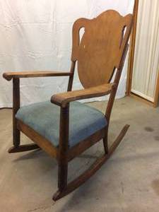 lot 22 image: Traditional Antique&nbspLate 19th Century Antique Quarter-Sawn Oak Bentwood Back WCarved Wood Legs Cushioned Seat Rocking Chair Rocker - Great Condition For Age