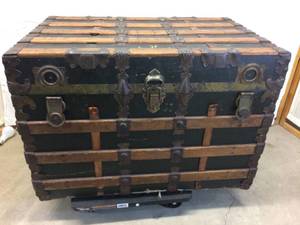 lot 39 image: Vintage Steamer Luggage Trunk Chest