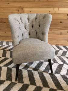 lot 18 image: MSRP $500 Skyline Imports Mid Century Modern Styling Grey Linen Tufted Accent Chair - Like New Condition