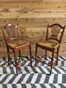 lot 16 image: High Quality Pair&nbspEthan Allen Maison Collection Wheatback BarCounter Stools Rush Seat&nbspFrench Country Wooden Spindle Top Kitchen Chairs - Great Condition