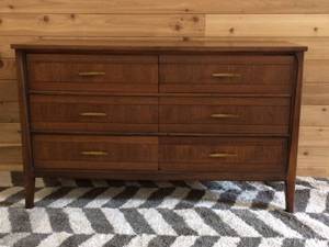 lot 6 image: Awesome Mid Century Modern Vintage 6 Drawer Wood Credenza Dresser - Super Nice Condition For Age  Unknown Maker - Would Make An Amazing Dining Room Sideboard As Well
