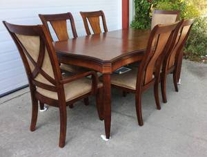 lot 1 image: WOW Gorgeous Legacy Furniture Classic Mahogany Finish Transitional 8 Piece Dining Set With Splat Back Chairs (Two Custom Captain Arm Chairs) & Tan Microsuede Seats - Great Condition