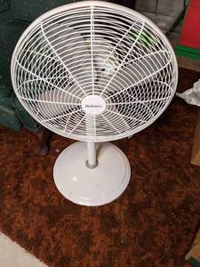 Holmes Pedestal Fan and Metal Shelves on Wheels