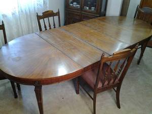 Classic Vintage Oval Dining Table with (4) Chairs and (3) Leaves&nbsp