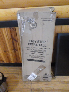 New Regalo Easy Step Metal Walk-Through Safety Gate