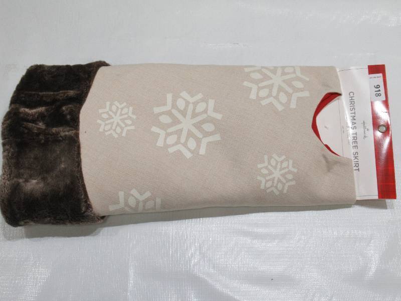 lot 918 image: HALLMARK 9467259 48 Christmas Snowflake Theme Tree Skirt BeigeWhite - 1 pk