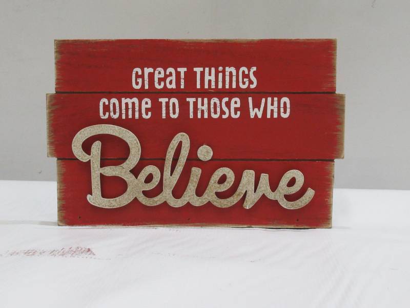 lot 921 image: HALLMARK Christmas Great Things Come to Those Who Believe Wooden Sign 6x9.5 Red