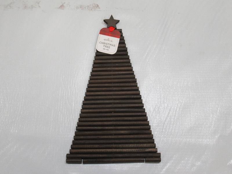 lot 925 image: HALLMARK 1AHW1259 CHRISTMAS SMALL WOOD TREE WITH STAR DECORATION, WOOD, BROWN, 14 X 8 X 8