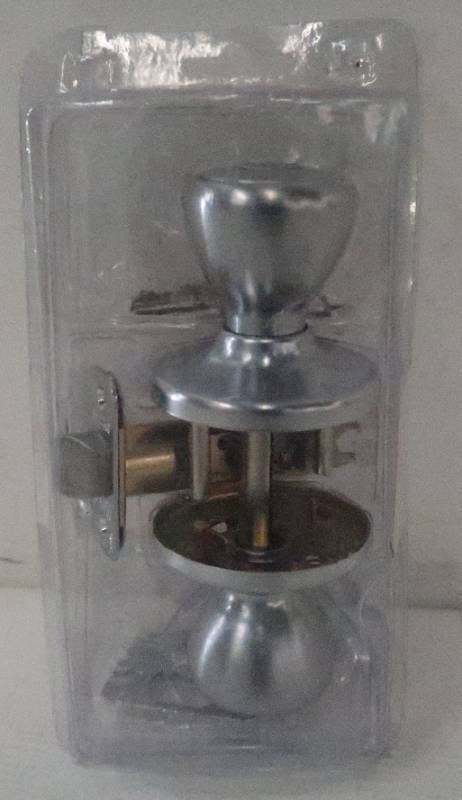 lot 824 image: Kwikset Tylo Satin Chrome Keyed Entry Door Knob 738237