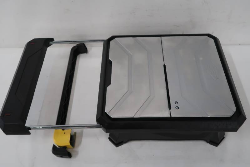 lot 816 image: QEP 700XT 34 HP Wet Tile Saw with Table Extension 22700Q