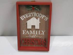 lot 927 image: Hallmark 9016884 12 Everybodys Family At Christmas Sign Wooden Wall Art Decor