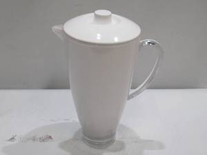 lot 930 image: Carlisle Modern Pitcher with Lid, 74 oz in White