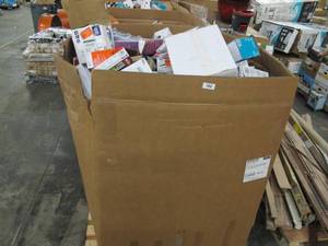 lot 102 image: Pallet of untestedunchecked Lighting and Light bulbs