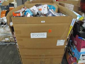 lot 104 image: Pallet of untestedunchecked lighting fixtures