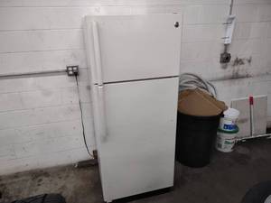 GE Refrigerator, Works...