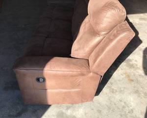 lot 6 image: Leather Couch