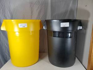 lot 32 image: 2 New Brute Rubbermaid Commercial 32 Gallon Trash Cans