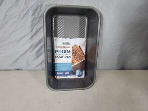 lot 76 image: New Nordic Ware Prism Loaf Pan