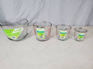lot 139 image: 4 New Glass Kitchen Classics Measuring Cups