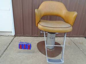 Barber salon hydraulic chair. Works. Small tear in seart. As shown.