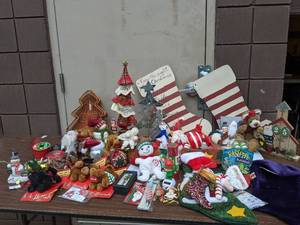 lot 21 image: Awesome Crazy Christmas Decor Collection