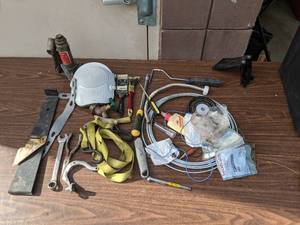lot 06 image: Contractors Supply Bundle-Hydraulic Jack (2 ton)  HP Ultra Engine Oil  Needle Nose Pliers  Knee Pad  and more