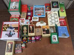 lot 44 image: Beautiful Vintage Christmas Decorations