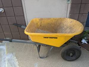 lot 92 image: True Temper Wheelbarrow