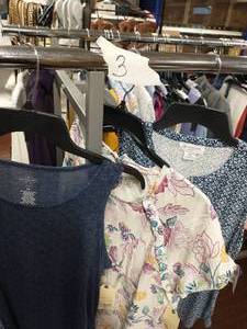 lot 3 image: LOT OF WOMEN SIZE M TOPS
