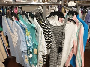 lot 4 image: LOT OF 1P PIECES WOMENS SIZE M TOPS