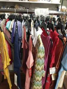 lot 15 image: NEW WOMENS TOPS SIZE M