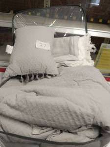 lot 37 image: 5pc Hollins Solid Comforter Set - Threshold