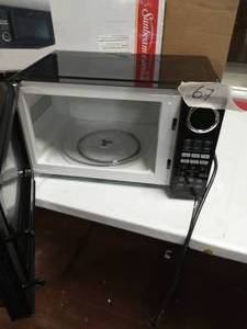 lot 67 image: Sunbeam SGCMSR09BK-09 Microwave Oven 0.9 cu. ft. BLACK