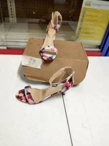 lot 79 image: WOMENS SHOES SIZE 9 12