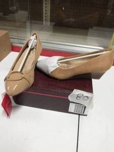 lot 80 image: WOMENS SHOES SIZE 8W
