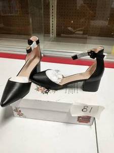 lot 81 image: WOMENS SHOE SIZE 10