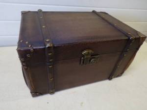 lot 53 image: Small vintage Trunk