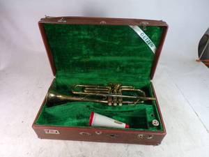 lot 6 image: Lafayette Trumpet Made in France W Mouth Piece and Mute needs repair