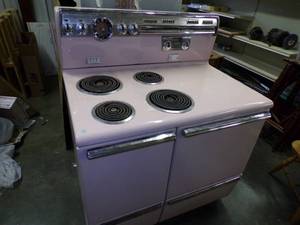 lot 11 image: Fabulous Vintage Pink Enamel GE Deluxe Stove Model 1J408N Works