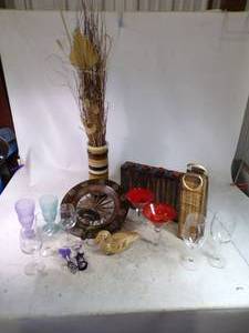 lot 80 image: Household Dcor Lot with Glassware and Accessories