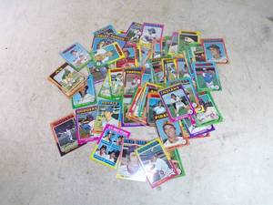lot 88 image: Vintage Lot of 1975 Topps Baseball Cards Fantastic Condition