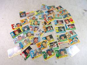 lot 93 image: Lot of 40 1960 Topps Baseball Cards