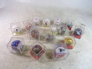 lot 97 image: Miscellaneous Lot of 15 Collectable Baseballs in Cases