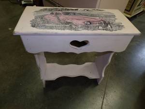 lot 101 image: Pink Bench with Image of an Old Vintage Car  Super Cute