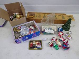 lot 116 image: Vintage Christmas Dcor 25 Antique Glass Ornaments
