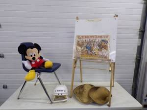 lot 140 image: Miscellaneous Childs Lot Mickey Mouse, Easel, Hockey Helmet, Straw Hats