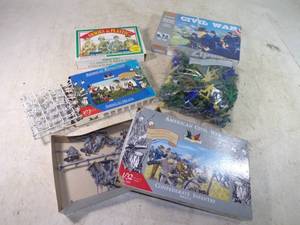lot 148 image: Vintage Bag of Plastic Military Figurines and Boxed Unused Military People